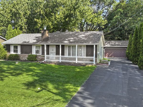 3884 Woodlawn Avenue , Gurnee, IL 60031