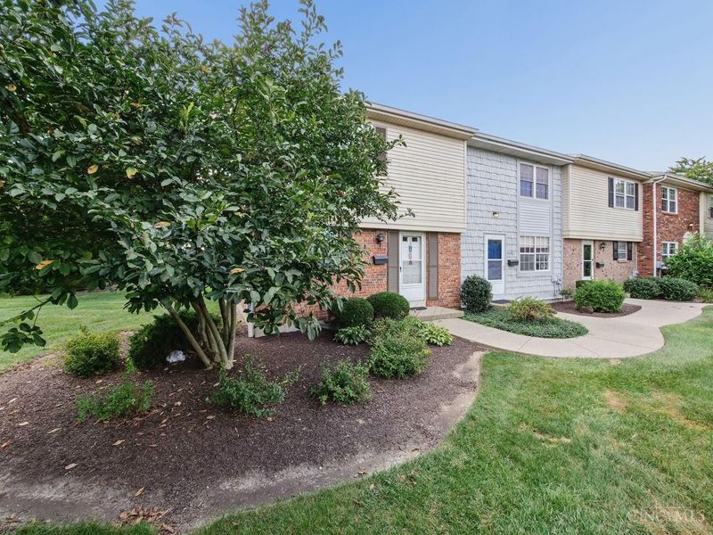 3394 Amberway Court, Cincinnati, OH 45251 Photo 2