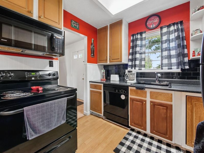 3394 Amberway Court, Cincinnati, OH 45251 Photo 9