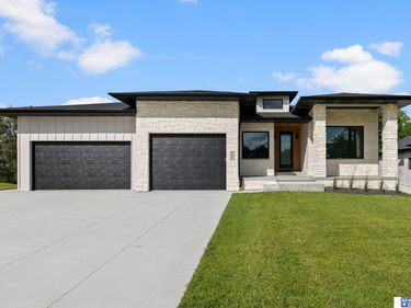 8810 Sandalwood Drive, Lincoln, NE 68520