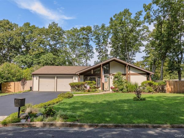 24 Yosemite Lane , Coram, NY 11727