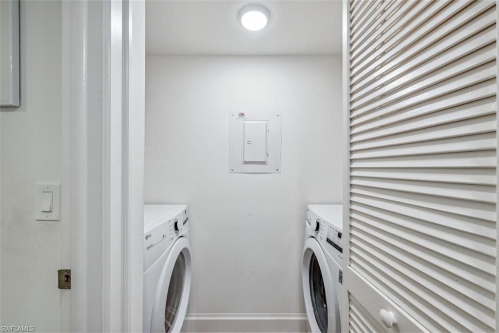 37 High Point Cir E, Unit 208, Naples, FL 34103 Photo