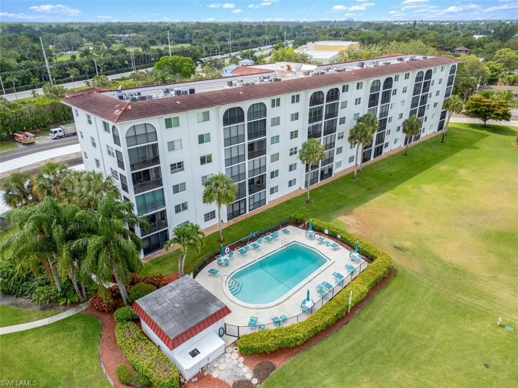 37 High Point Cir E, Unit 208, Naples, FL 34103 Photo