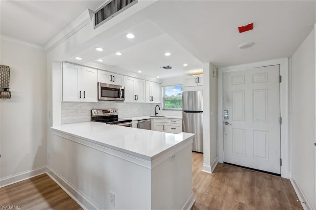37 High Point Cir E, Unit 208, Naples, FL 34103 Photo