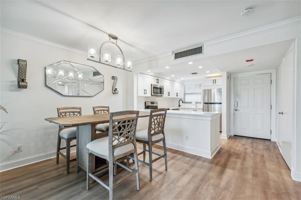 37 High Point Cir E, Unit 208, Naples, FL 34103 Photo