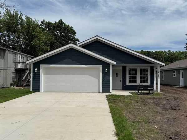 1215 S Maple Street, Ottawa, KS 66067