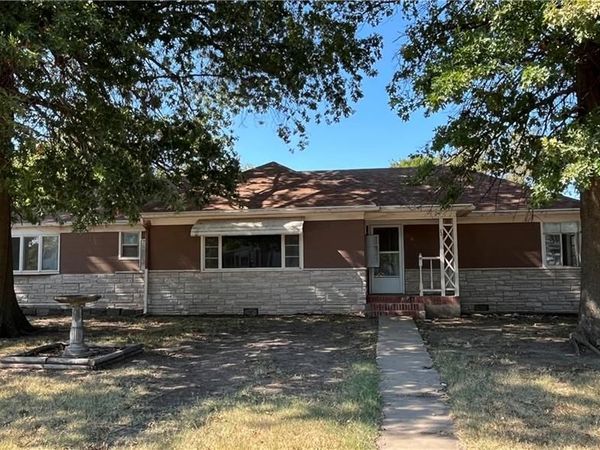 201 6th Street, Oswego, KS 67356