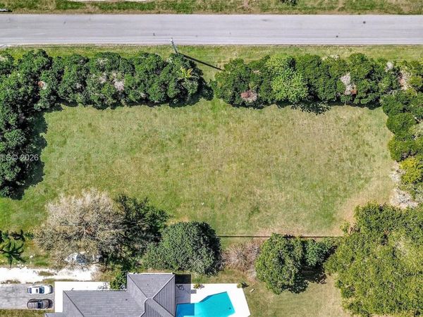28 SW Street , Davie, FL 33330