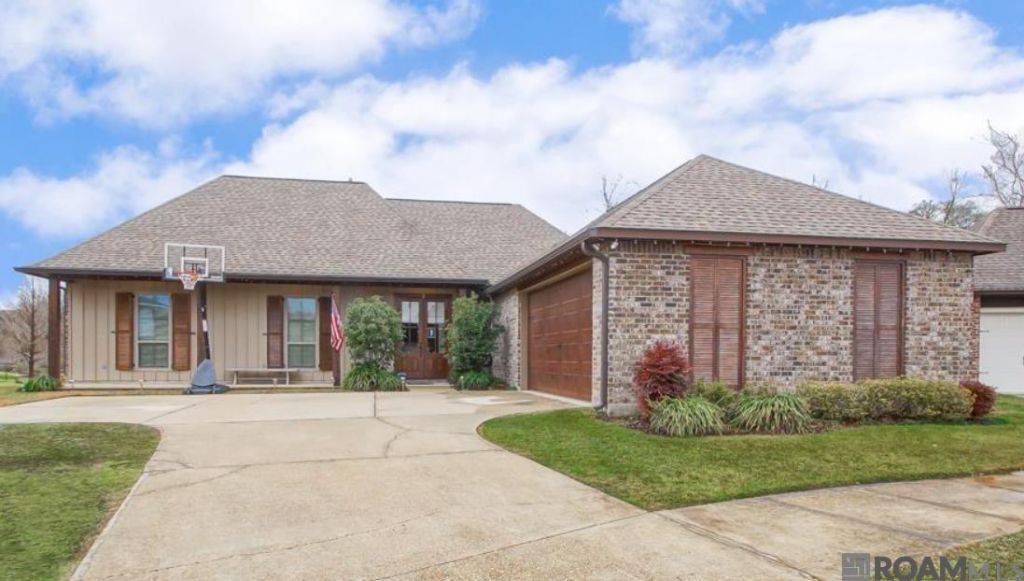 8049 Valencia Ct, Baton Rouge, LA 70820 Main Photo