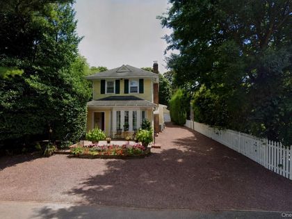 259 Pearsall Place  Lawrence, NY 11559