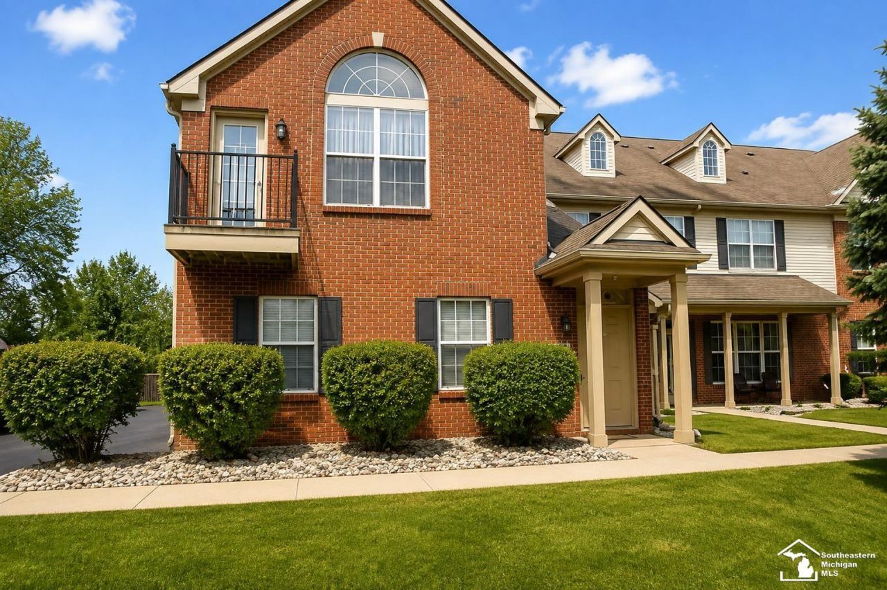 23445 Williamsburg Circle, Woodhaven, MI 48183 Main Photo