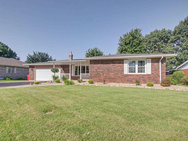 3820 STONEGATE Road, Quincy, IL 62305