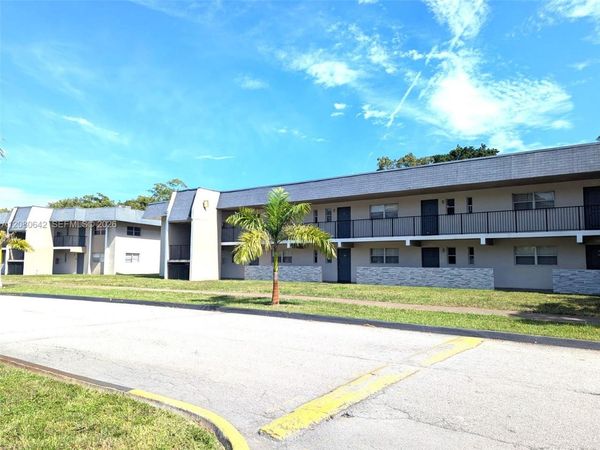 7925 Fairview Dr, Unit 201, Tamarac, FL 33321