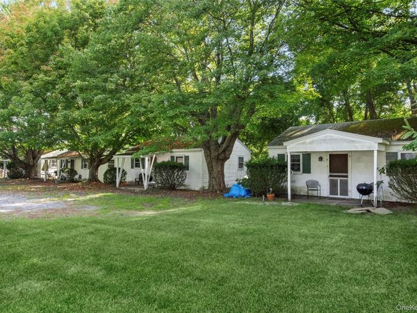 8 Boathouse Road , Hampton Bays, NY 11946