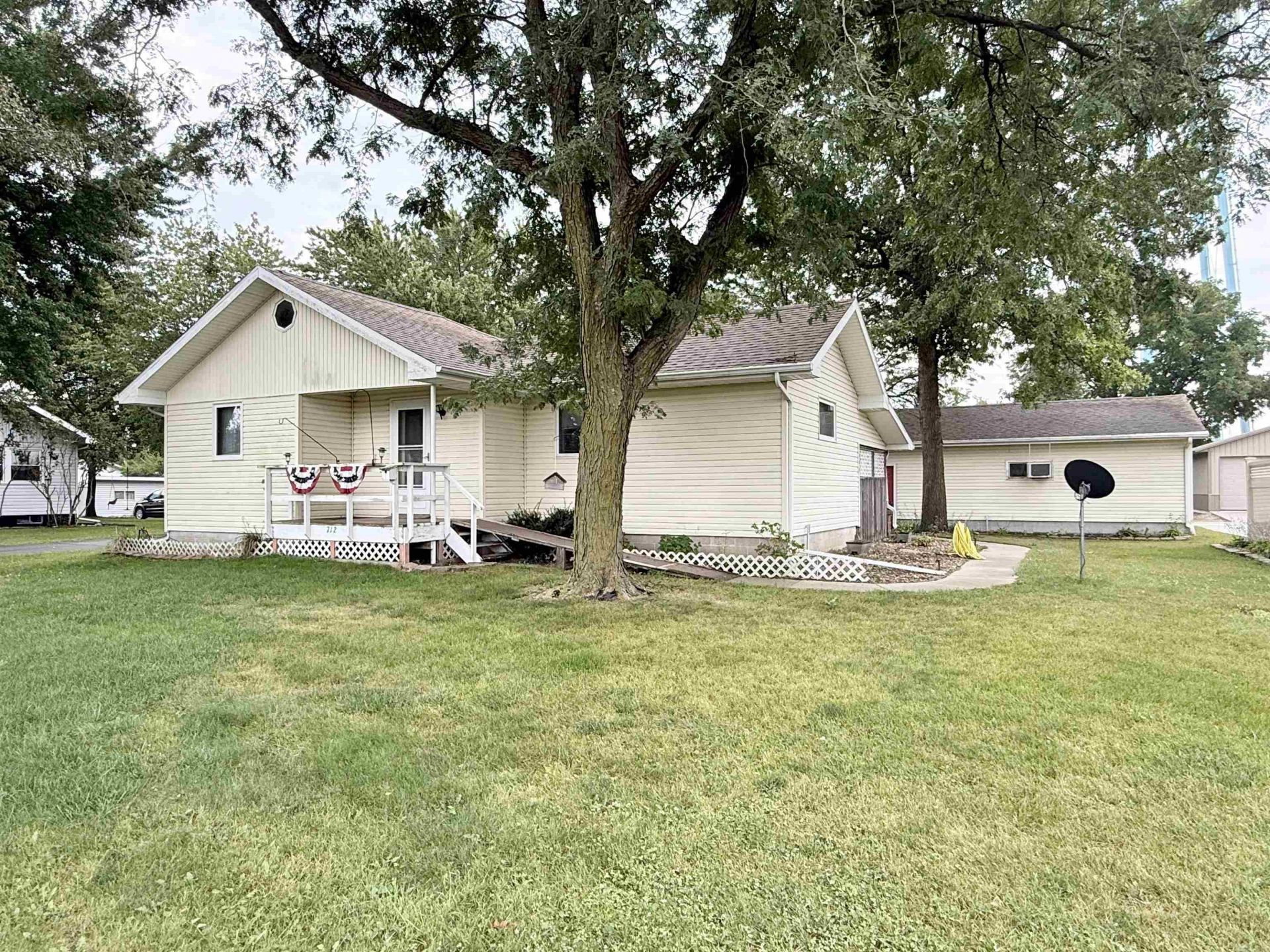 712 W Barrick Road, Janesville, IA 50647 Main Photo