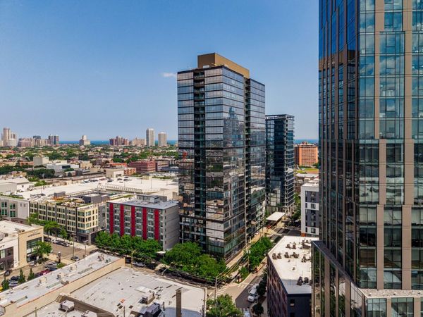 860 W Blackhawk Street, Unit 2002, Chicago, IL 60642
