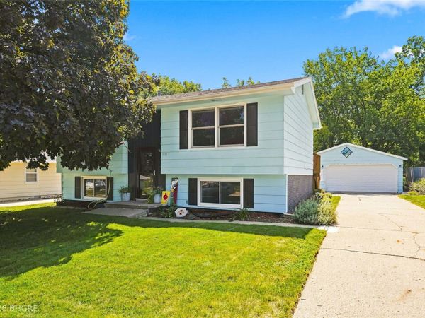 1611 W Clinton Avenue, Indianola, IA 50125