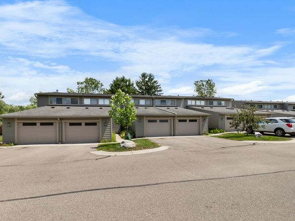 690 Peninsula Court, Ann Arbor, MI 48105