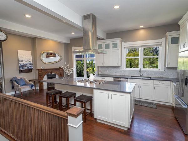 875 Richmond Ave , Victoria, BC V8S 3Z2