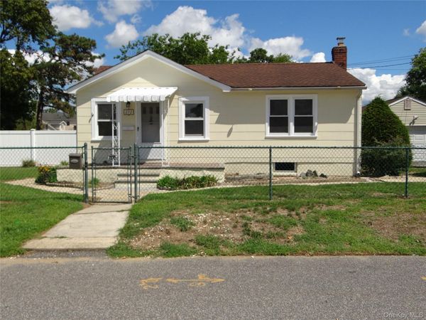 272 12th Avenue , West Babylon, NY 11704