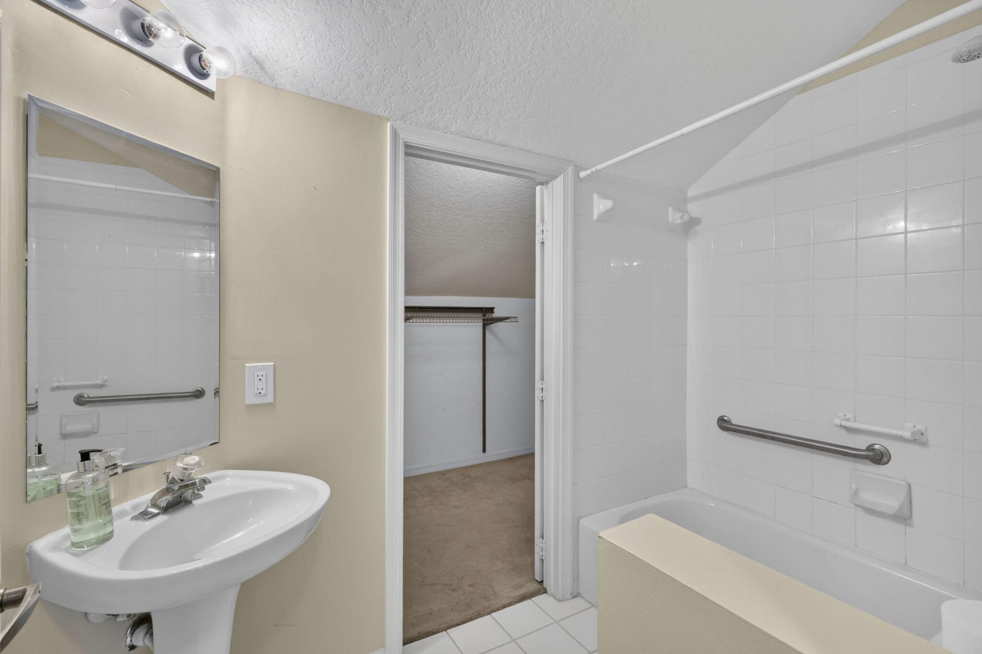 1020 Via Jardin, Riviera Beach, FL 33418 Photo