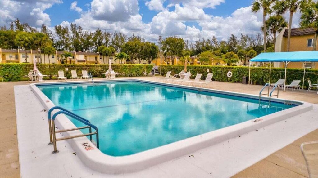 120 Lake Meryl Drive, Unit 220, West Palm Beach, FL 33411 Photo