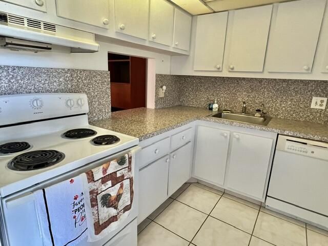 120 Lake Meryl Drive, Unit 220, West Palm Beach, FL 33411 Photo