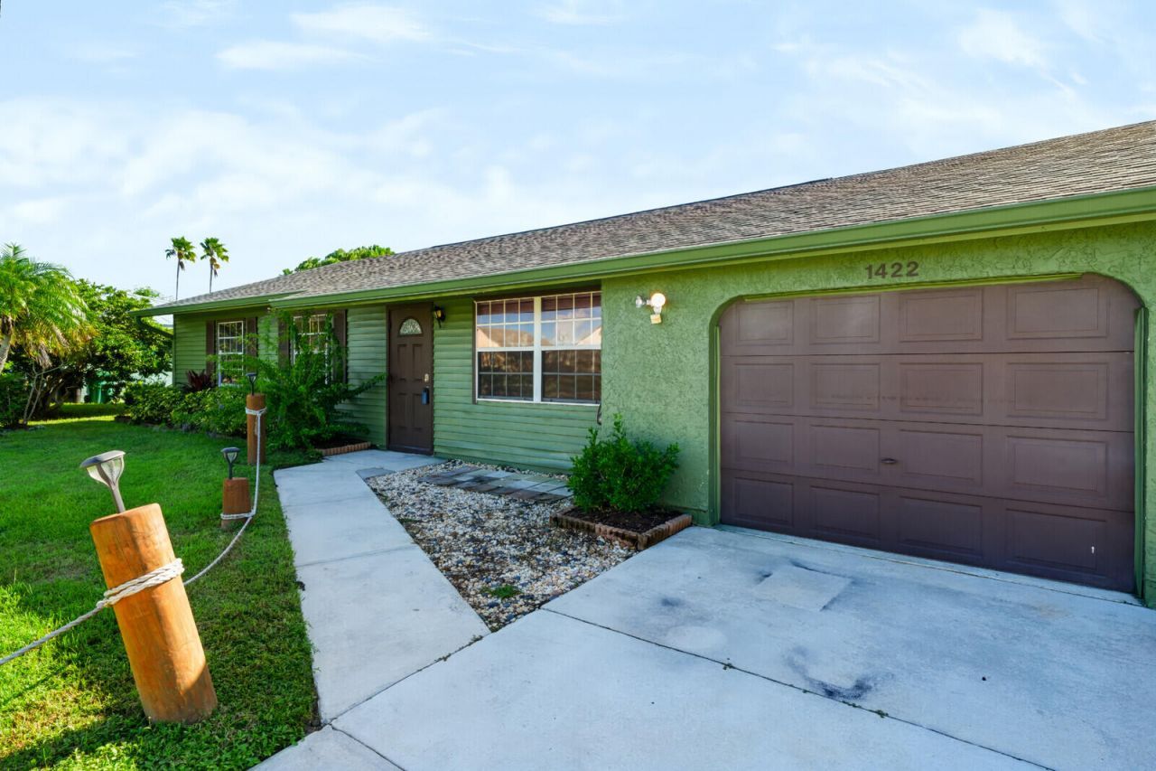 1422 SE Arenson Lane, Port Saint Lucie, FL 34952 Photo
