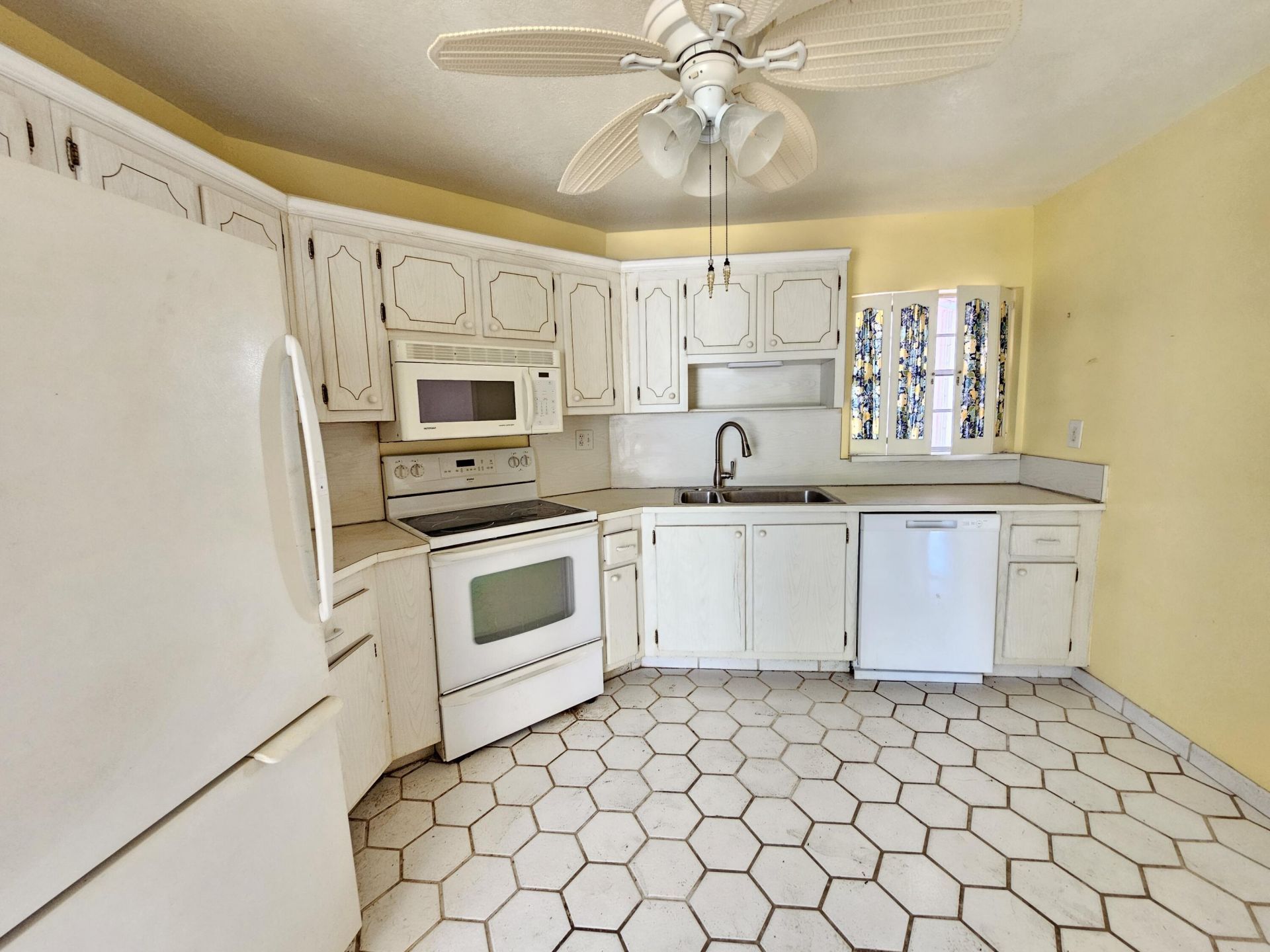 6 Greenway Village N, Unit 105, Royal Palm Beach, FL 33411 Photo