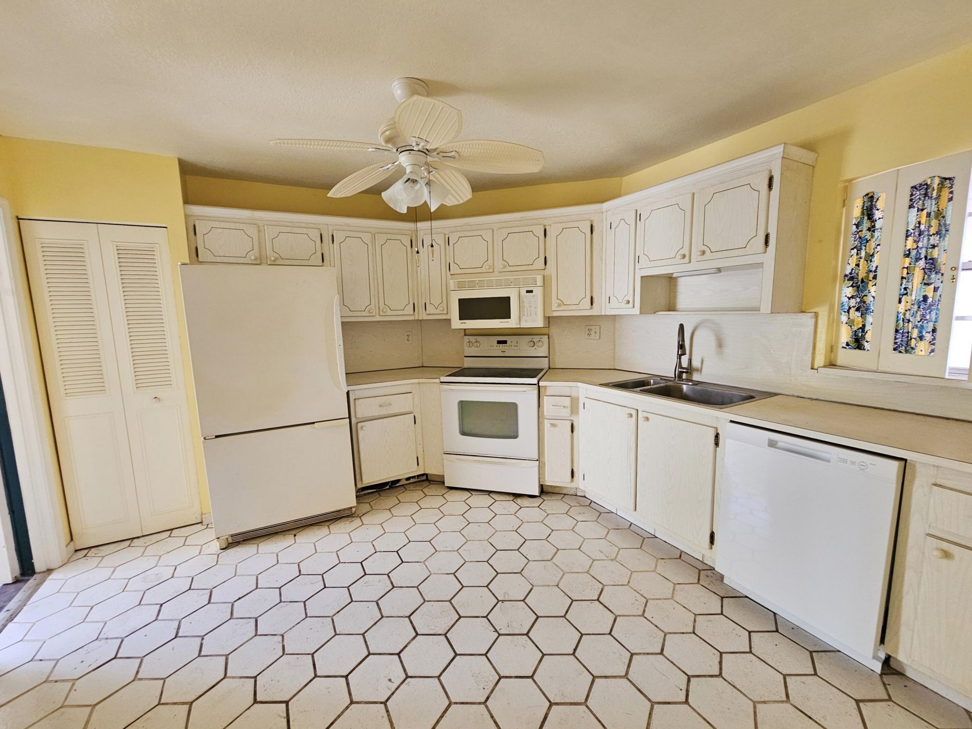 6 Greenway Village N, Unit 105, Royal Palm Beach, FL 33411 Photo