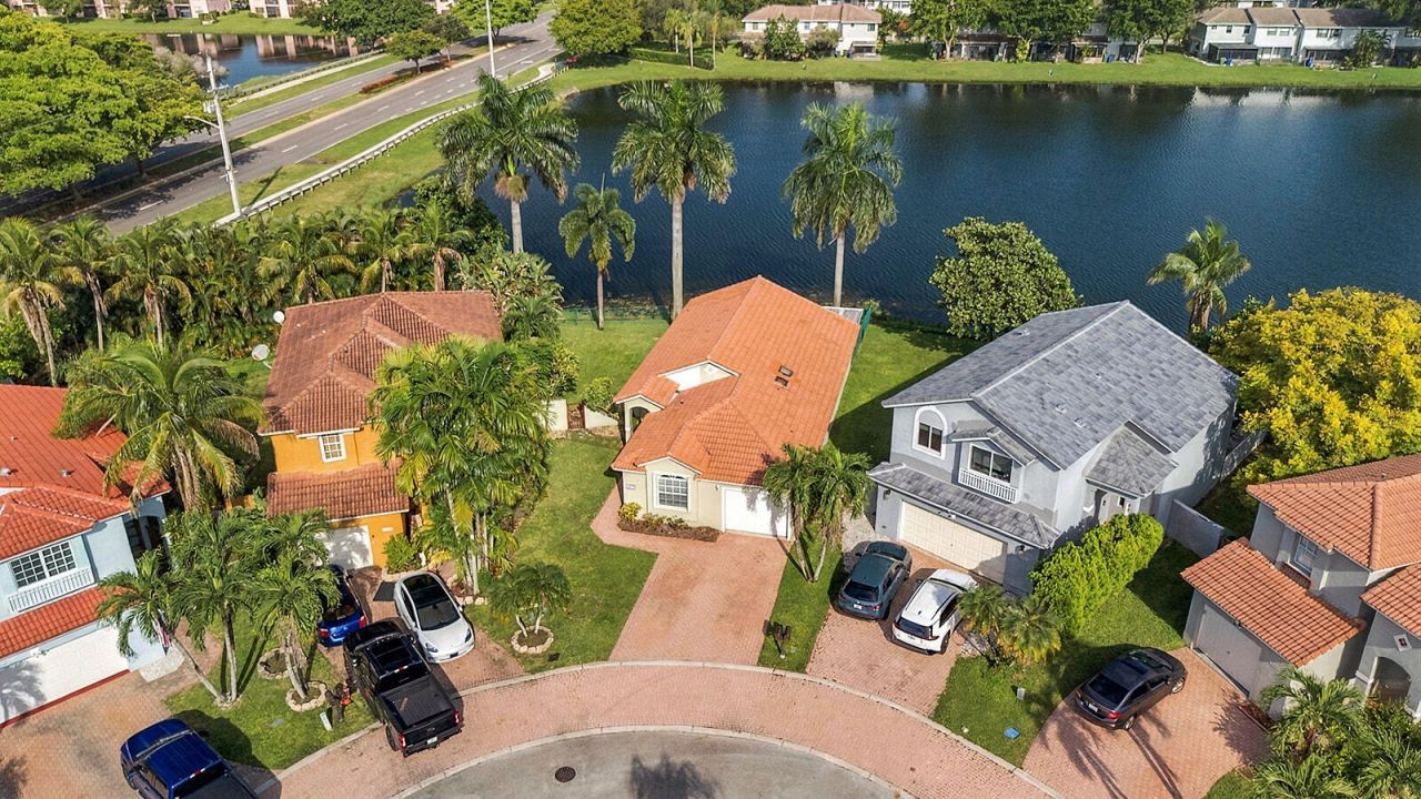 10627 NW 7th Street, Pembroke Pines, FL 33026 Photo