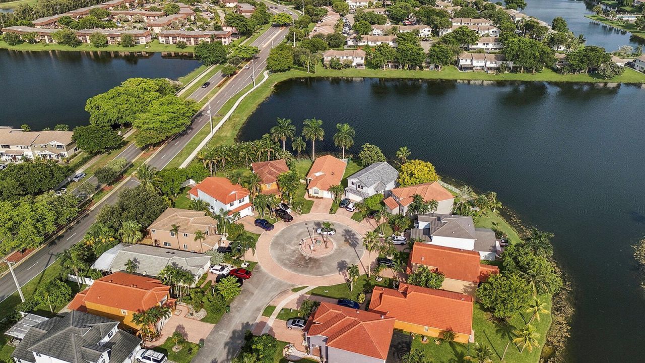 10627 NW 7th Street, Pembroke Pines, FL 33026 Photo