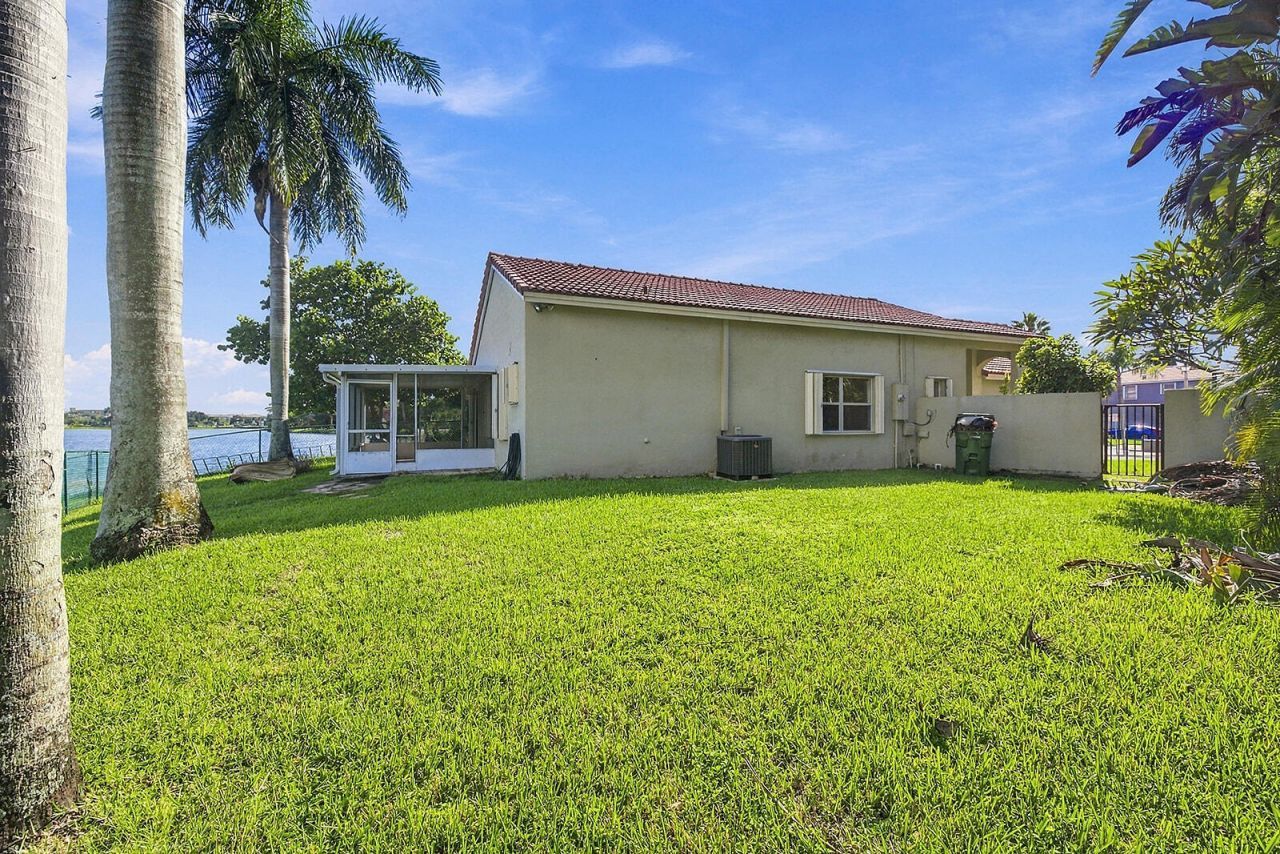 10627 NW 7th Street, Pembroke Pines, FL 33026 Photo