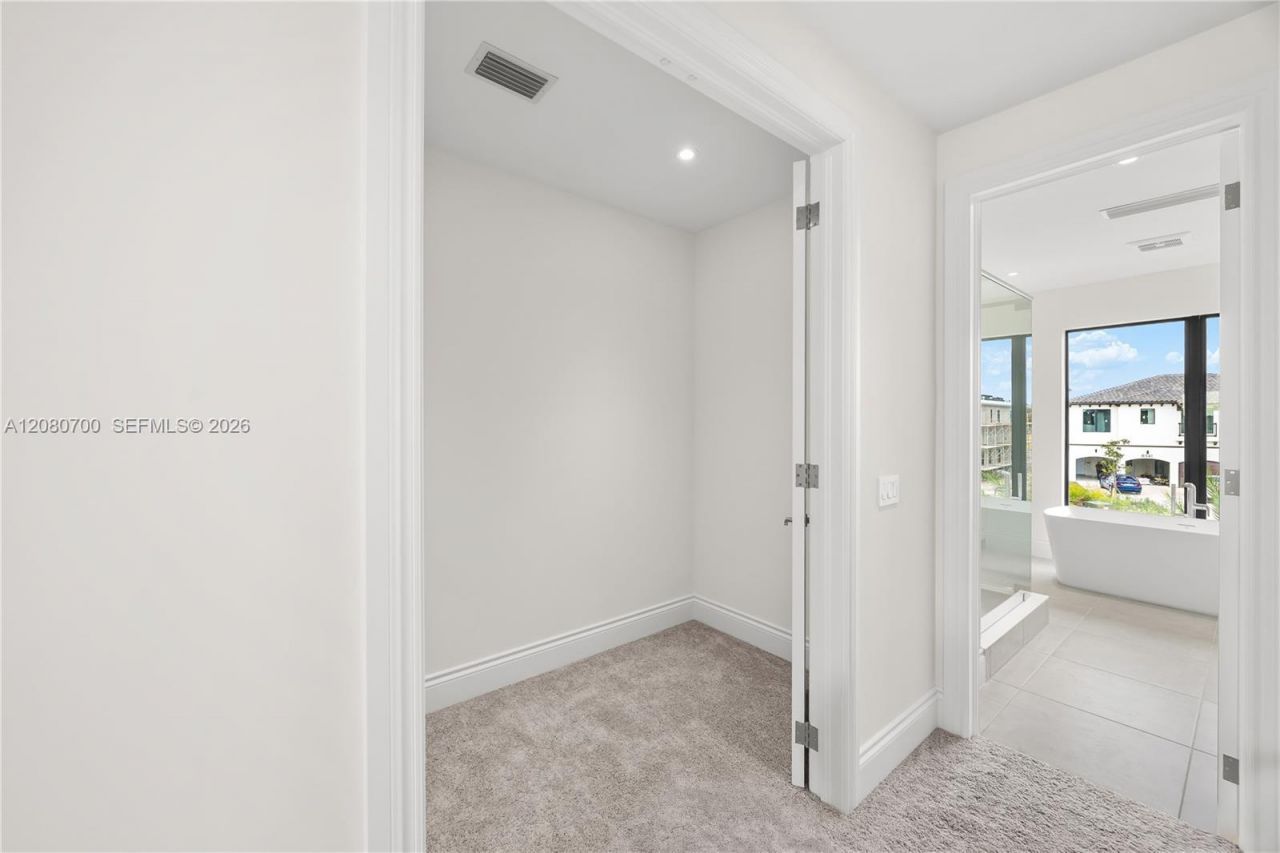 8540 NW 160th Terrace, Miami Lakes, FL 33016 Photo
