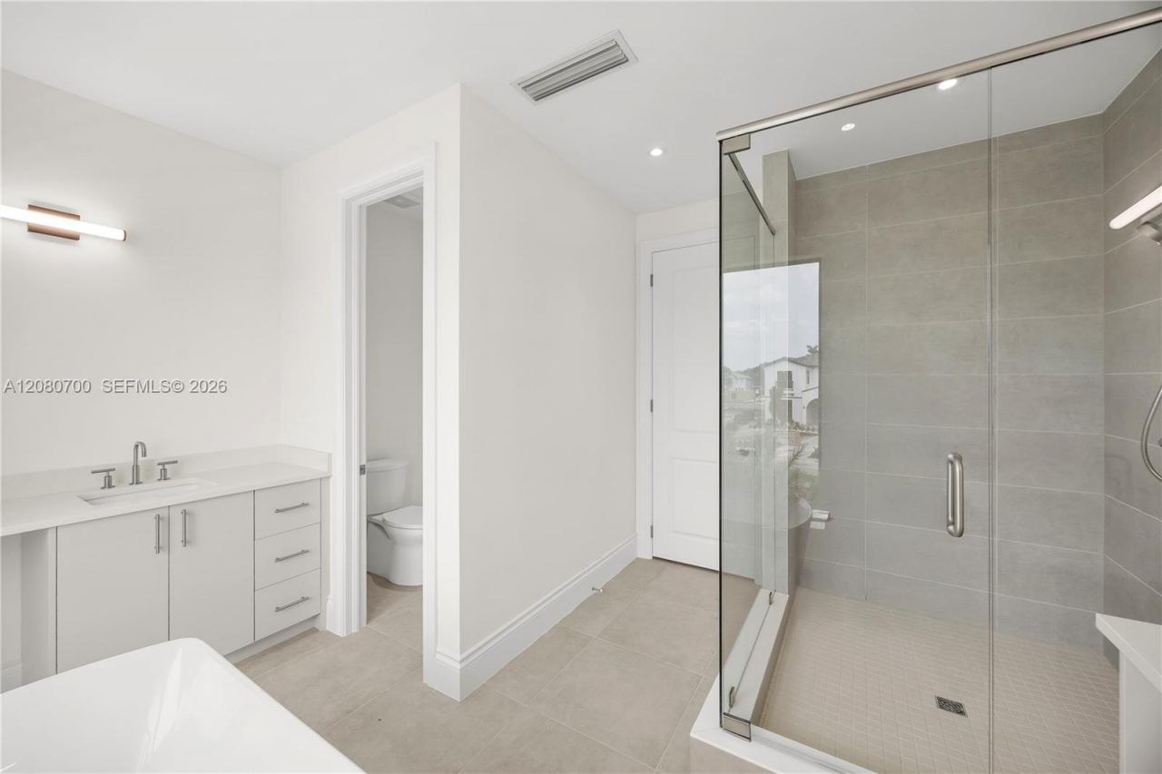 8540 NW 160th Terrace, Miami Lakes, FL 33016 Photo