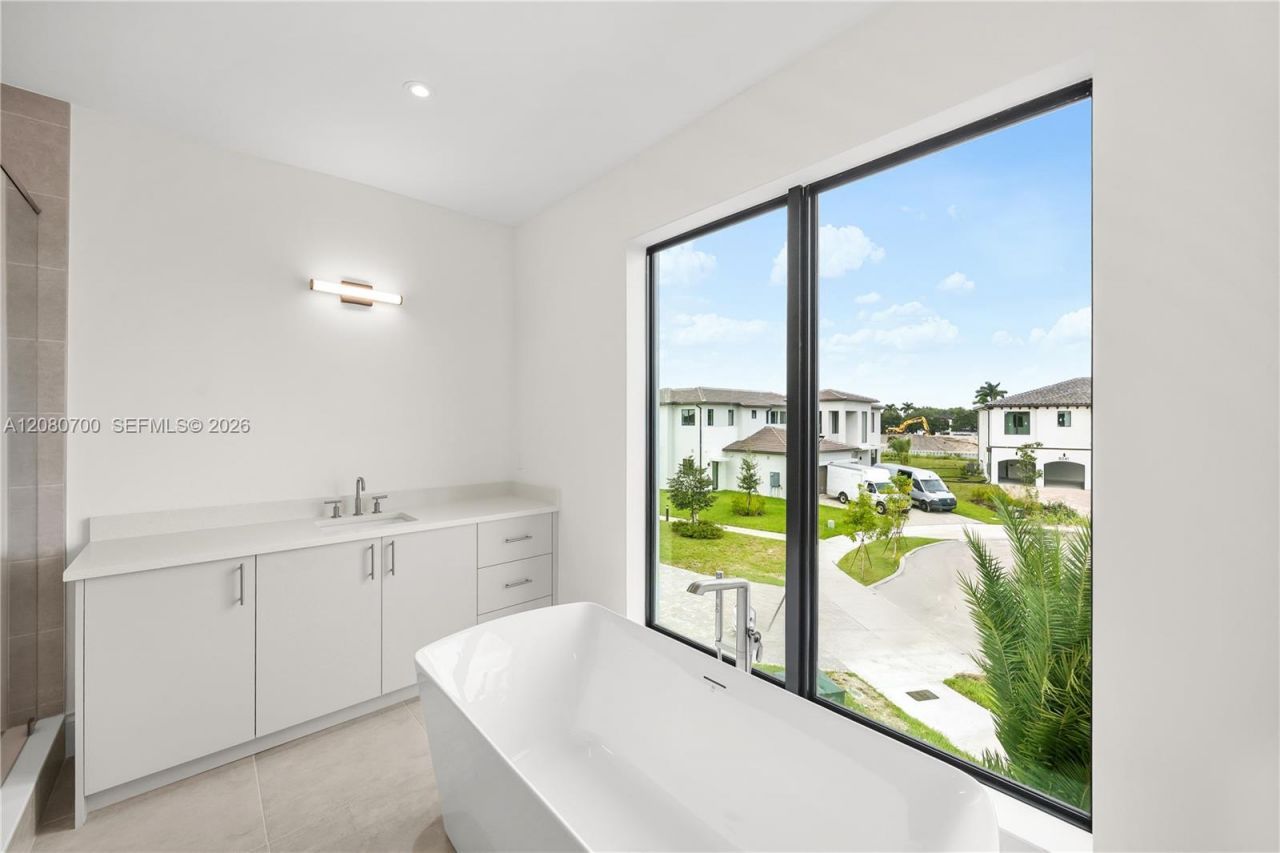 8540 NW 160th Terrace, Miami Lakes, FL 33016 Photo