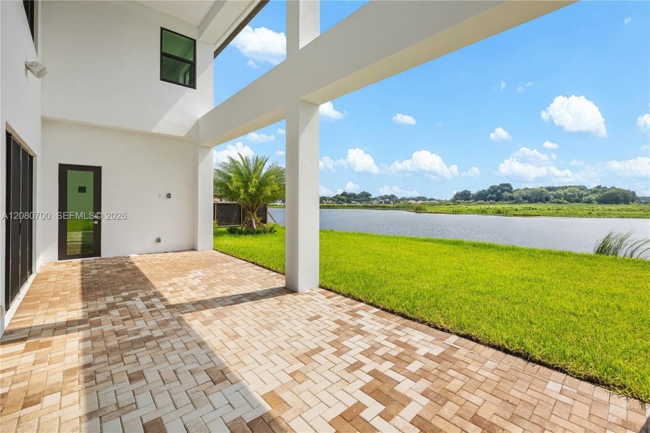 8540 NW 160th Terrace, Miami Lakes, FL 33016 Photo