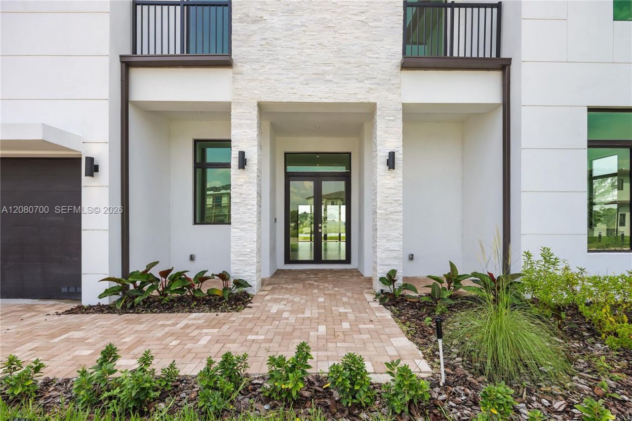 8540 NW 160th Terrace, Miami Lakes, FL 33016 Photo