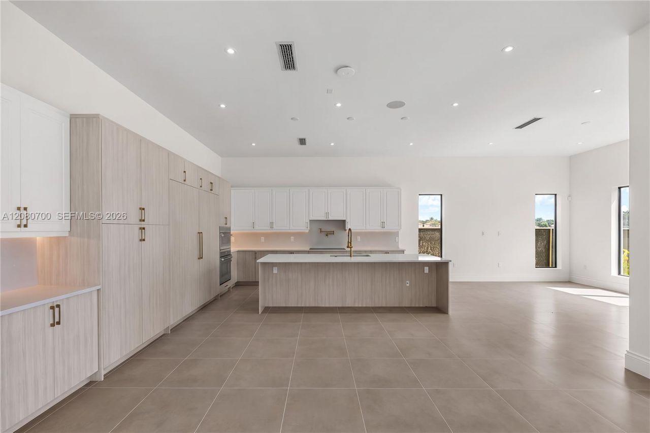 8540 NW 160th Terrace, Miami Lakes, FL 33016 Photo