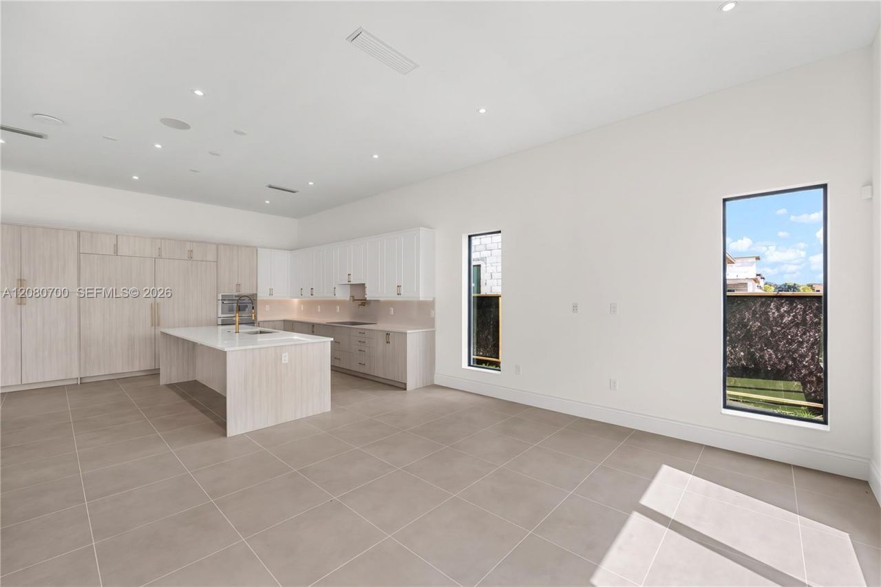 8540 NW 160th Terrace, Miami Lakes, FL 33016 Photo