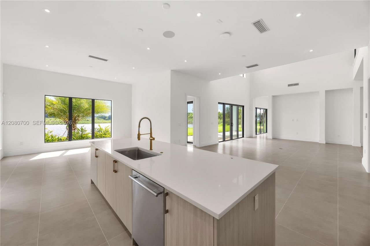 8540 NW 160th Terrace, Miami Lakes, FL 33016 Photo