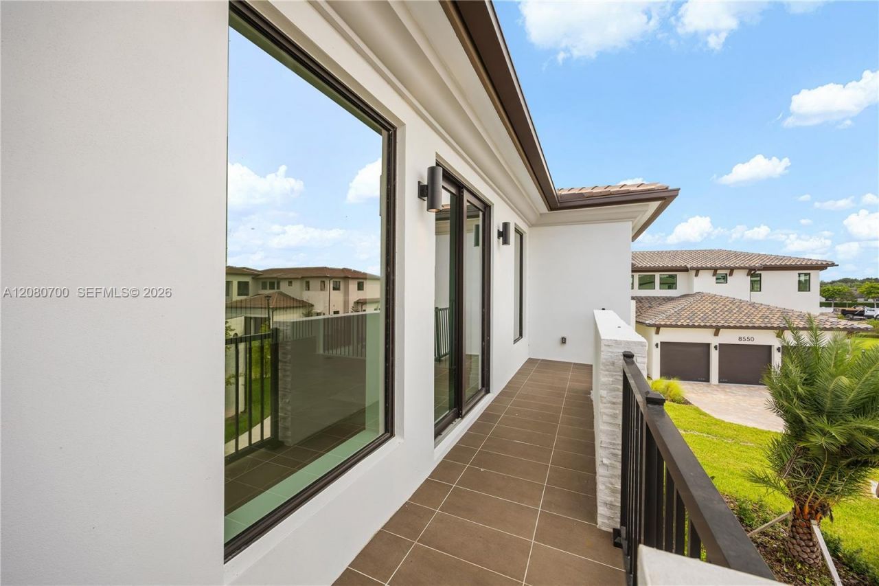8540 NW 160th Terrace, Miami Lakes, FL 33016 Photo