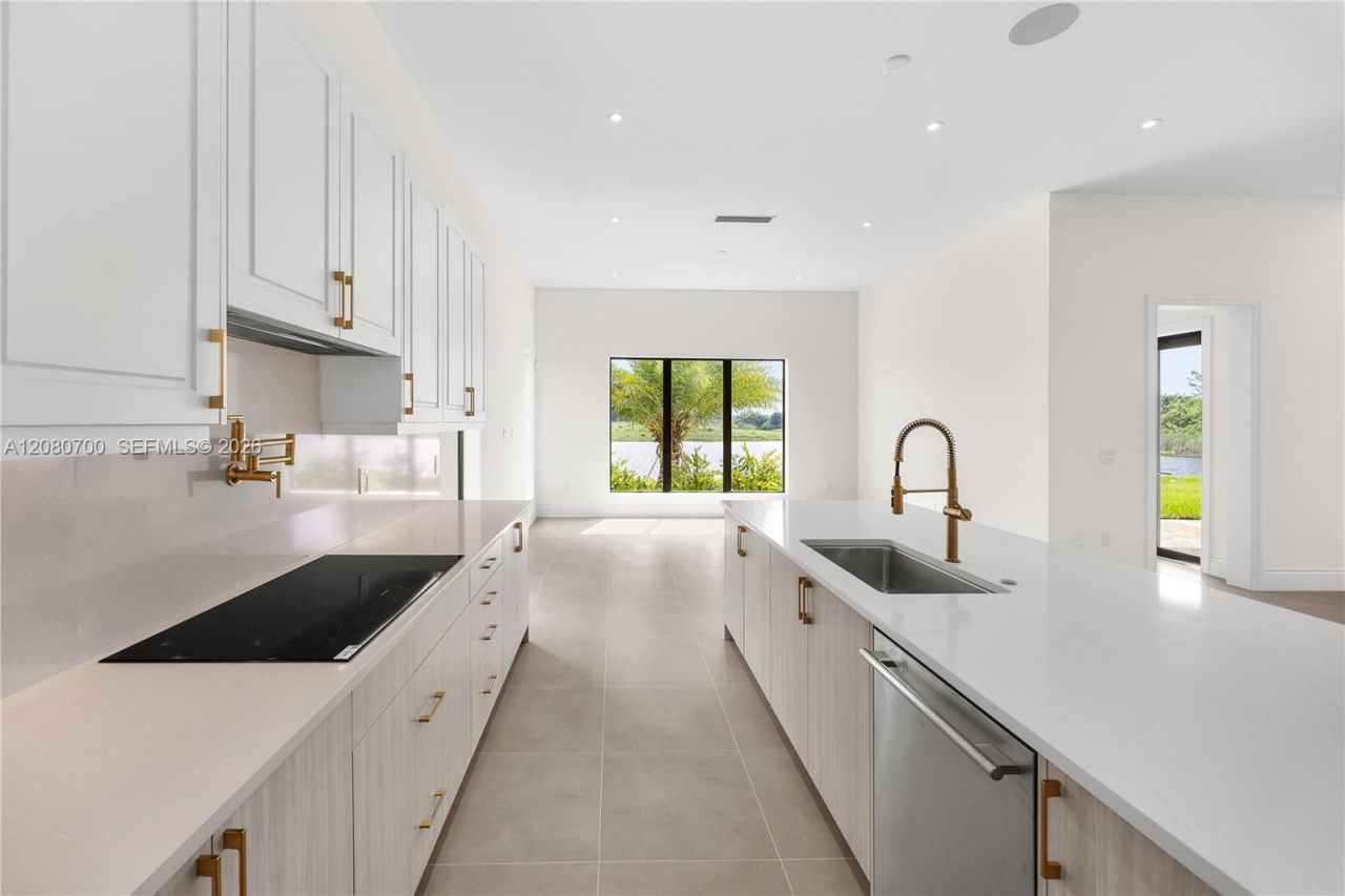 8540 NW 160th Terrace, Miami Lakes, FL 33016 Photo