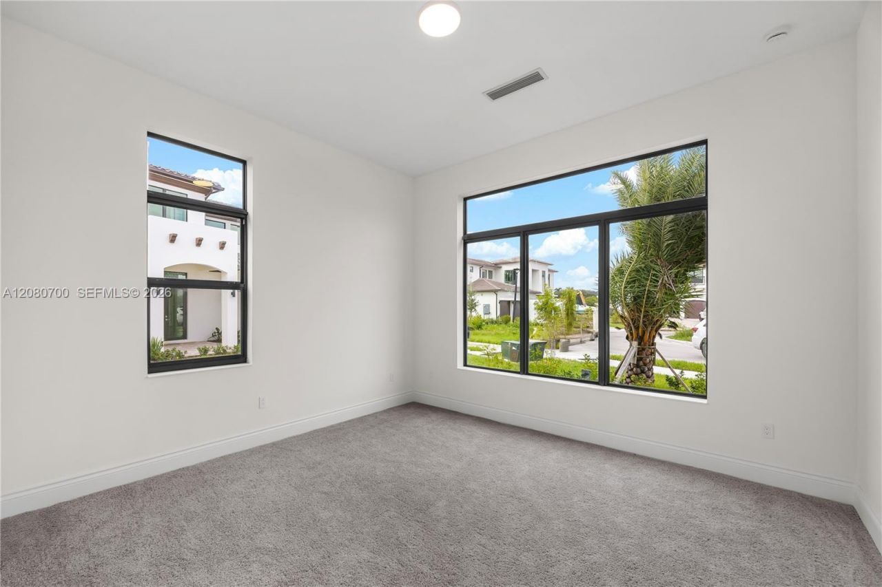 8540 NW 160th Terrace, Miami Lakes, FL 33016 Photo