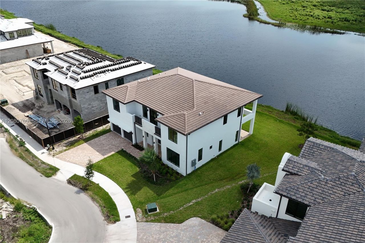 8540 NW 160th Terrace, Miami Lakes, FL 33016 Photo