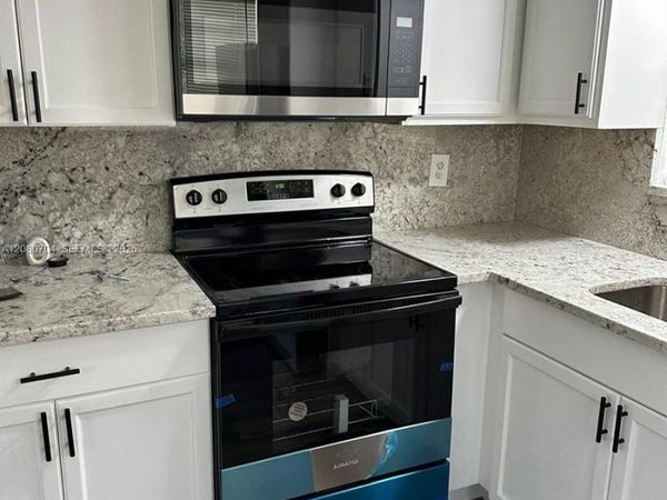 319 NE 2nd St , Unit 4, Hallandale Beach, FL 33009