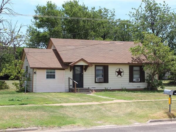 430 N Munday Avenue , Munday, TX 76371