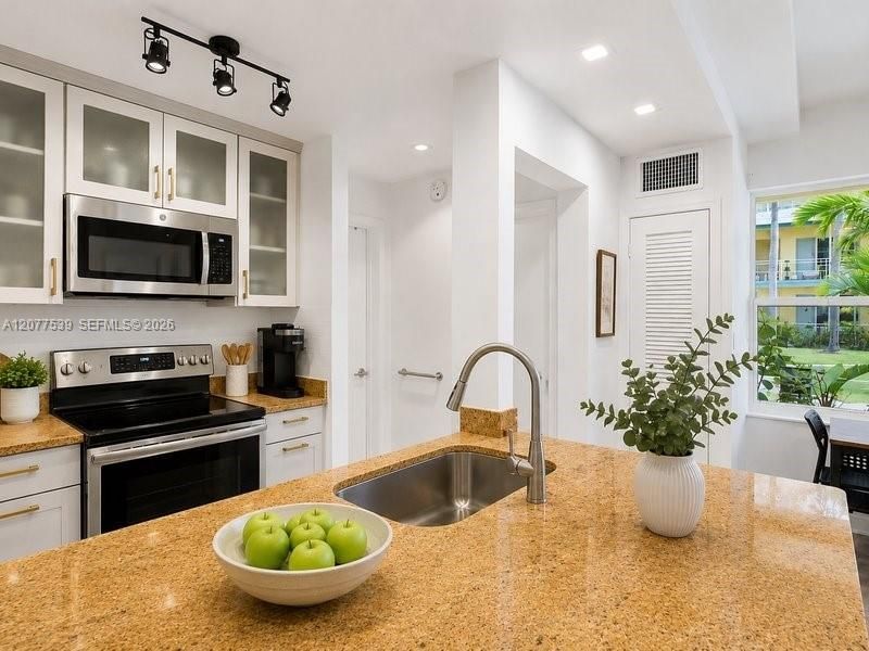910 Bay Dr, Unit 15, Miami Beach, FL 33141 Photo