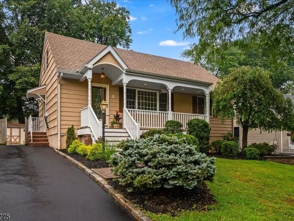 15 Oak Ln, Verona, NJ 07044
