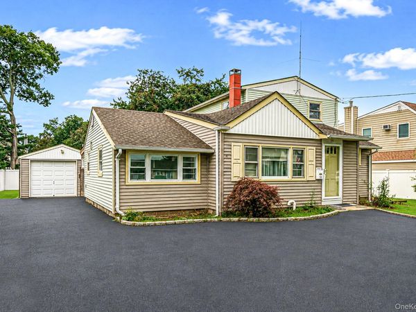 35 Gwendolyn Place , East Islip, NY 11730